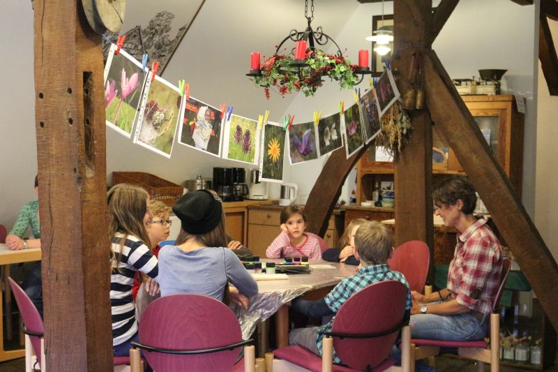 Abschlussfest - Die Kinder lauschen einer Geschichte zu einem typischen Bergwiesenbewohner - dem Schmetterling