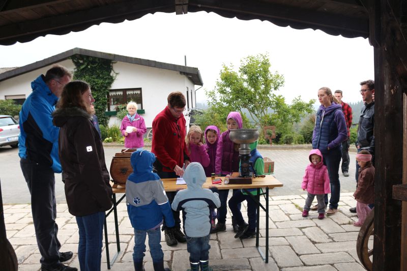 Veranstaltung "Die Kuh macht Muh und was machst du?" Aus Sahne wird Butter